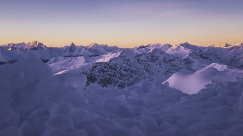 Panoramablick auf die Berge vom Gipfel eines schneebedeckten Berges aus | © Davos Klosters Mountains