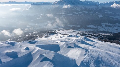 Panoramablick auf die Berge über einem Funpark | © Laax